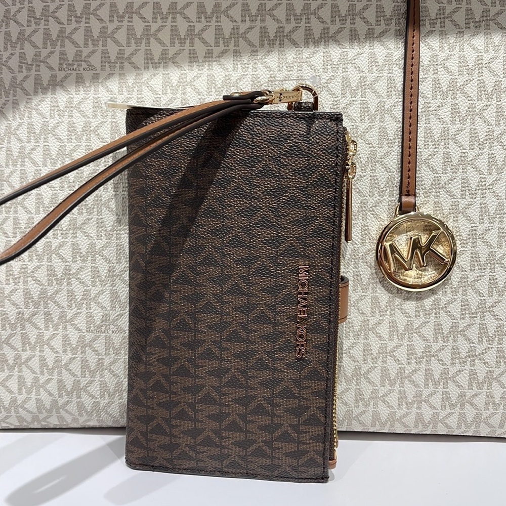 MICHAEL KORS LARGE DOUBLE ZIP WRISTLET PHONEHOLDER WALLET CLUTCH 
Brown
